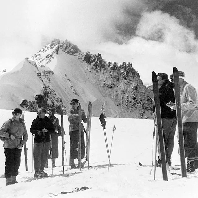 Healthy leisure: the ski section of the CIBA sports club on an Alpine tour, 1955.