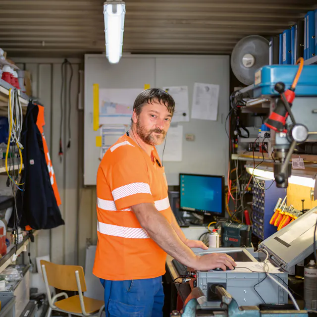 Team member in demand: André Habicht, all-rounder for technology, mechanics, hydraulics, electrics, automation and communication.