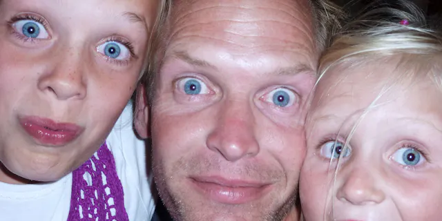 Marc Rijken und seine Töchter. Sie haben die gleichen, strahlend blauen Augen.