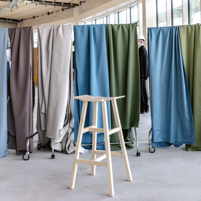 Im Pavillon wurde nichts dem Zufall überlassen. Auch die Möbel und Vorhänge wurden während der Bauphase des Gebäudes auf ihre Wirkung getestet.