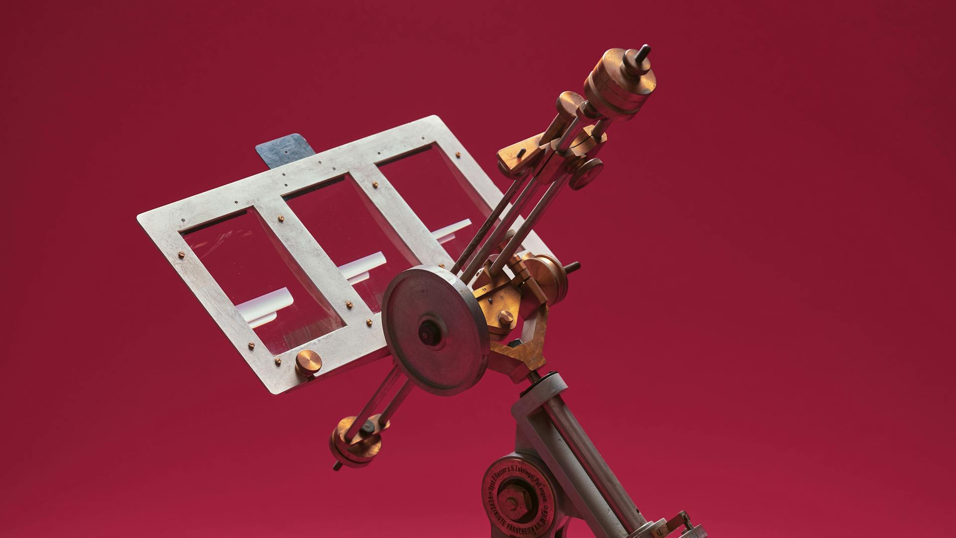 Remotely reminiscent of a sextant, this 1930s apparatus comes from a Viennese manufactory and is equipped with a clockwork mechanism. It was used to test the lightfastness of textiles. The instrument was installed on a roof with fabric stretched over it and aligned according to the course of the sun.