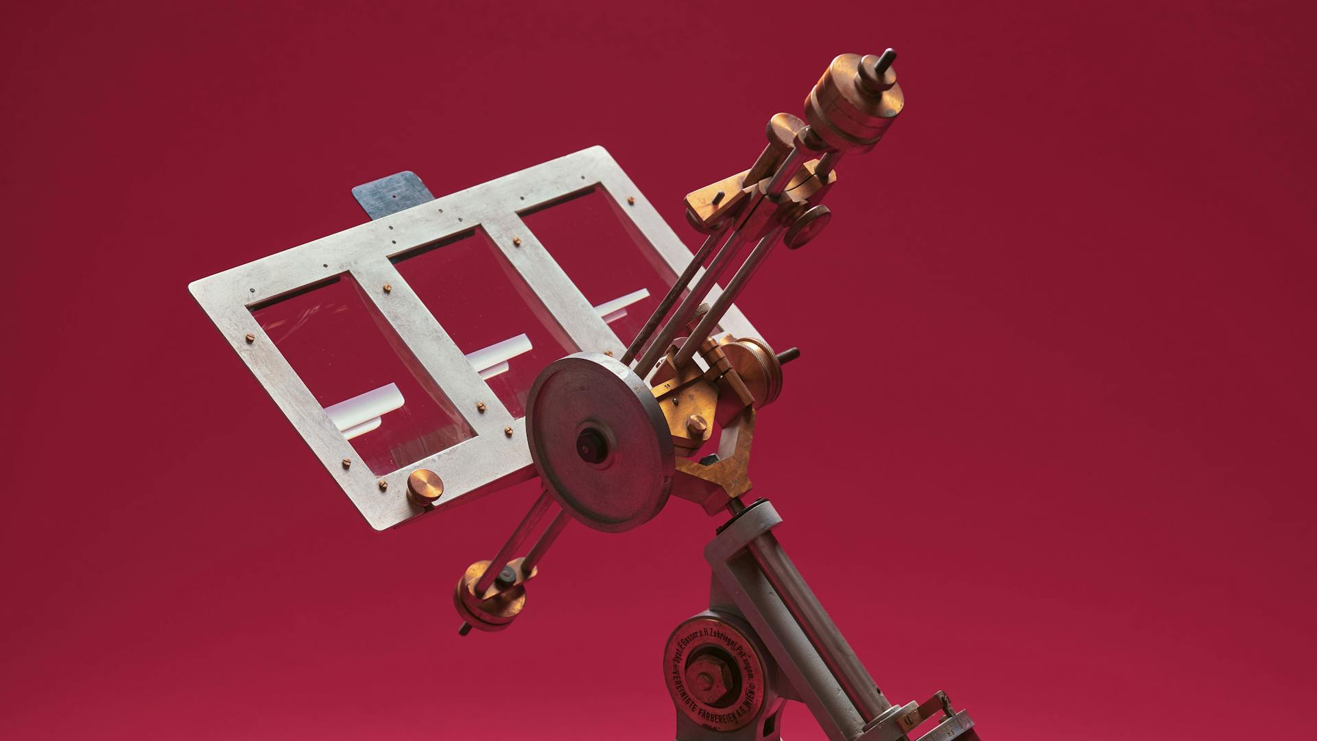 Die entfernt an einen Sextanten erinnernde Apparatur aus den 1930er-Jahren stammt aus einer Wiener Manufaktur und ist mit einem Uhrwerk ausgestattet. Sie wurde dazu benutzt, die Lichtechtheit von Textilien zu testen. Mit eingespanntem Stoff wurde das Instrument auf einem Dach installiert und nach dem Lauf der Sonne ausgerichtet.