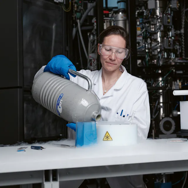 A sample handling station is cooled to –170 degrees Celsius using liquid nitrogen.