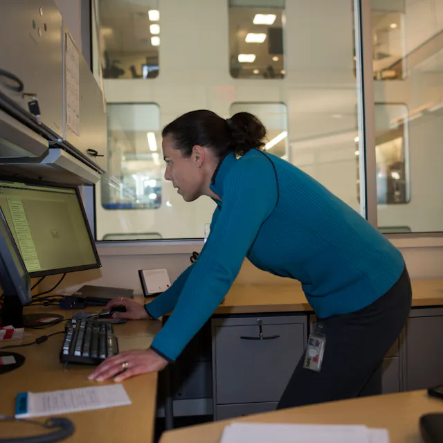 Die Zellbiologin Jennifer Allport-Anderson, die ein Team für Herzinsuffizienz und In-vivo-Pharmakologie leitet, auf dem Weg zur Arbeit. In Ihrem Büro, in einem der neuen Gebäude der Novartis Institutes for BioMedical Research (NIBR) in Cambridge, Massachusetts, prüft sie die letzten Forschungsergebnisse.