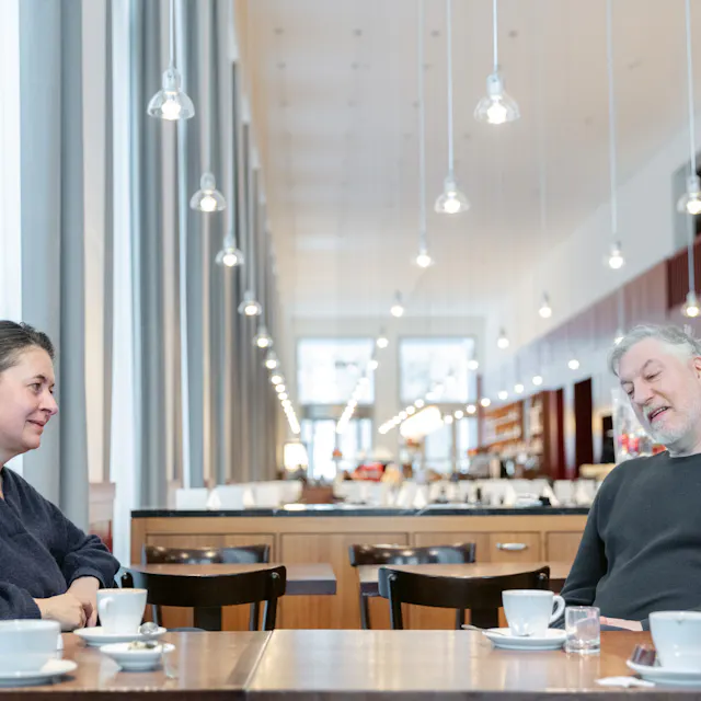 Die Basler Künstlerin Esther Hunziker im Gespräch mit Martin Furler Bassand, dem Leiter der umfangreichen Kunstsammlung von Novartis.