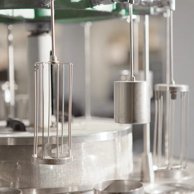 Apparatus for dying by the discontinuous exhaust method (the fiber draws the dye from the liquor).