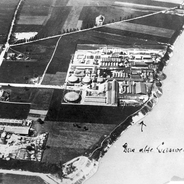 Die erste Luftaufnahme der Gebäude, im Jahr 1895 aus 450 Metern Höhe vom Ballon «Urania» aus fotografiert. Sie zeigt das Gaswerk und die Anlagen von Sandoz & Cie. sowie Durand & Huguenin.