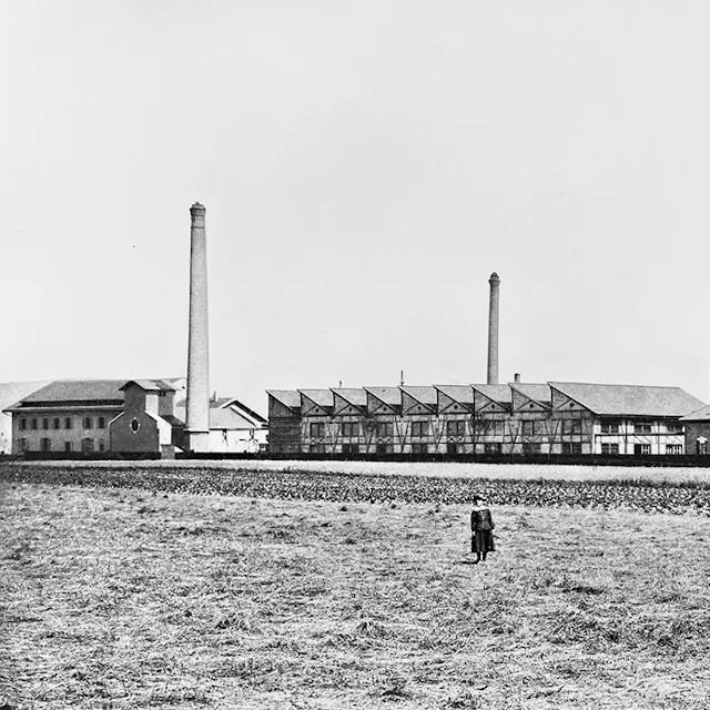 In the spring of 1886, the first factory belonging to Chemische Fabrik Kern & Sandoz was completed on the St-Johann site in Basel. This photograph was taken in 1890.