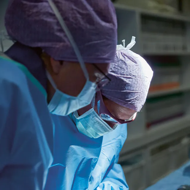 Michaela Dobos und Hagen Gollnick von Symetis bereiten einen Katheter für den Eingriff vor. Dazu müssen sie die künstliche Herzklappe am Stent befestigen, bevor sie ihn zusammenfalten und in den Katheter einführen...