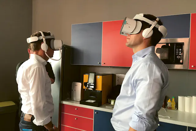 Bertrand Bodson (rechts) und Steven Baert testen neue VR Googles.