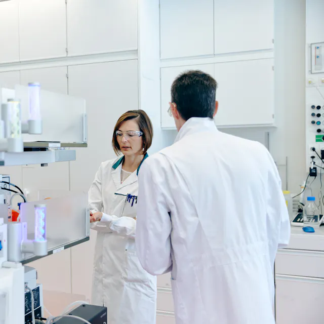 Automatisierungsingenieure, Synthesechemiker und Assay-Experten arbeiten in heterogenen, multidisziplinären Teams zusammen.