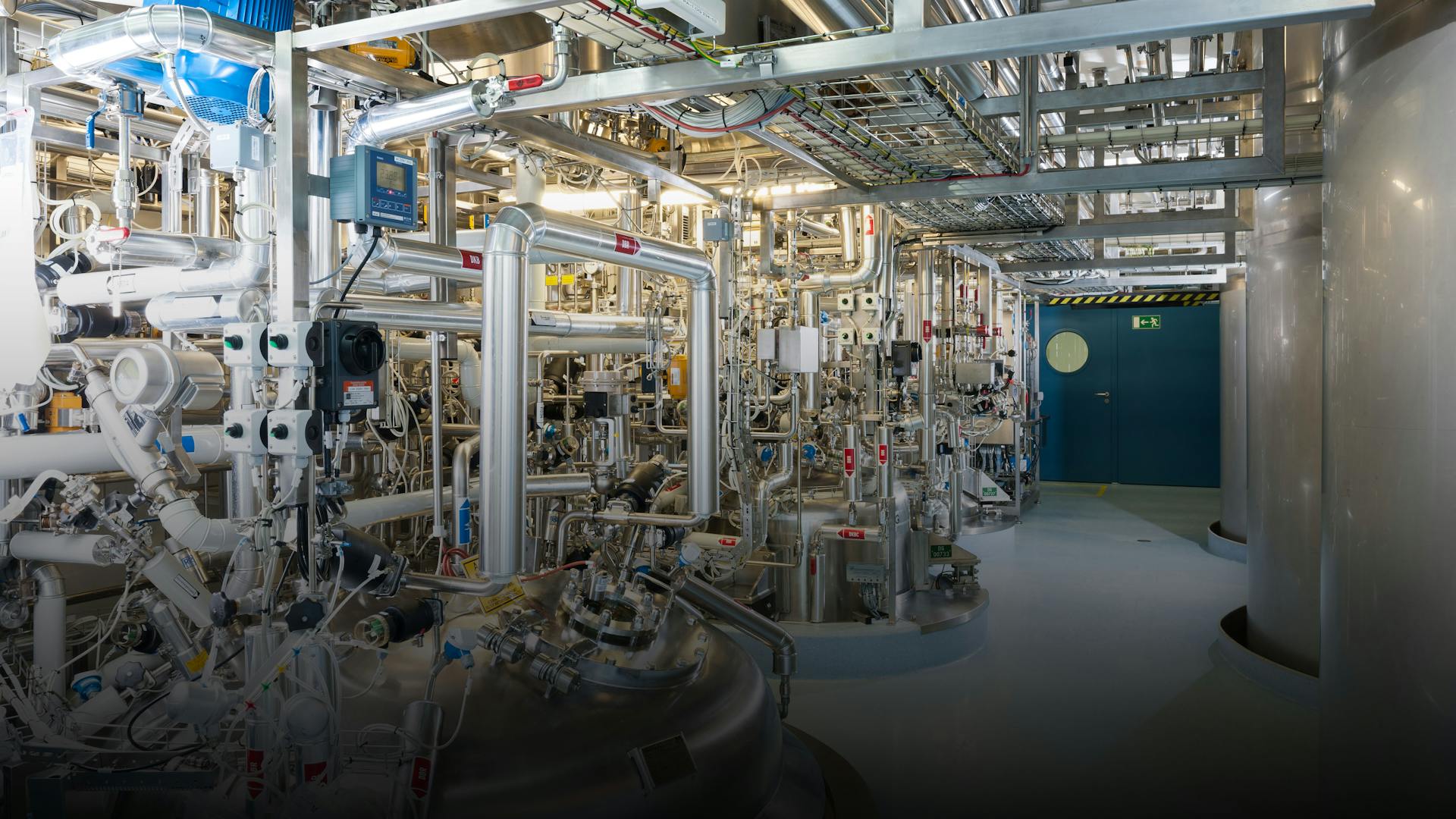 Bioreaktoren im Sandoz-Werk Schaftenau, Österreich. Der vordere Kessel, der sich über zwei weitere Stockwerke erstreckt, hat rund 13 000 Liter Inhalt. Hier wachsen die Zellen und produzieren den Wirkstoff für die Biosimilars.