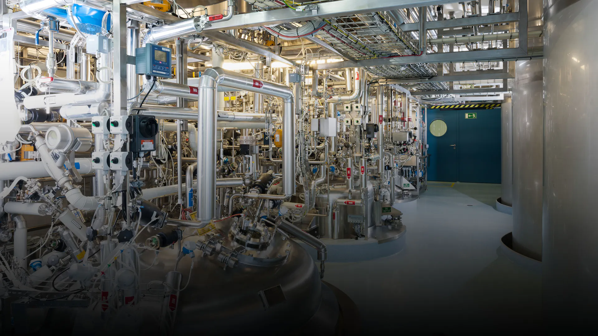 Bioreaktoren im Sandoz-Werk Schaftenau, Österreich. Der vordere Kessel, der sich über zwei weitere Stockwerke erstreckt, hat rund 13 000 Liter Inhalt. Hier wachsen die Zellen und produzieren den Wirkstoff für die Biosimilars.