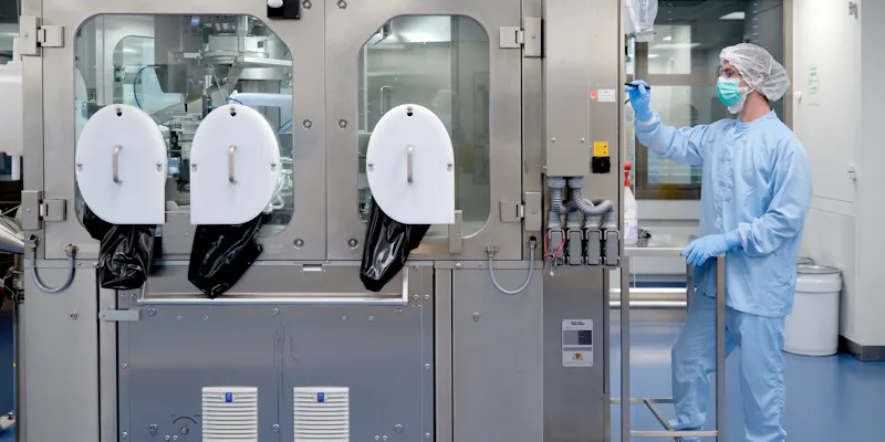 Wissenschaftler bedient Kapselfüllmaschine