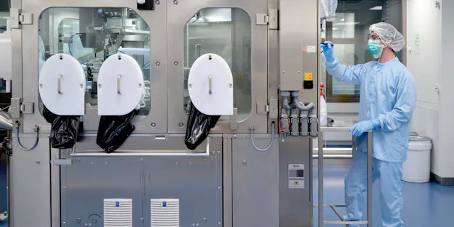 Wissenschaftler bedient Kapselfüllmaschine