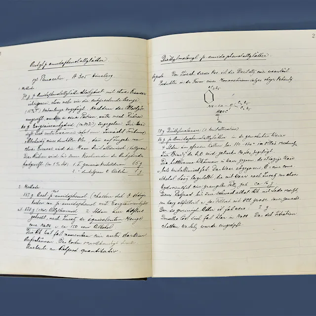 Handschriftliche Dokumentation von Synthese-Experimenten im Laborjournal eines Forschers.