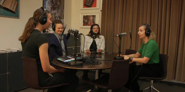 Yvonna Demme in a live coaching session