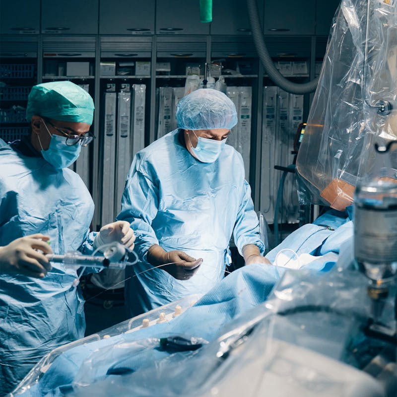 Prof. Ulf Landmesser während eines Eingriffs.