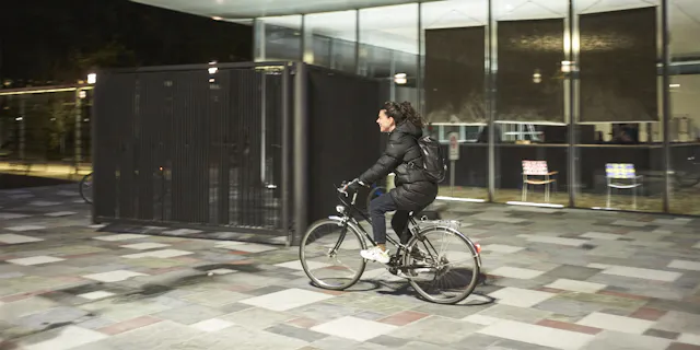 Nelly Riggenbach auf ihrem Fahrrad am Novartis Campus.