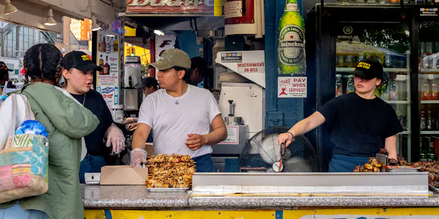 Ein geschäftiger Schnellimbissstand an einer Straße in New York City