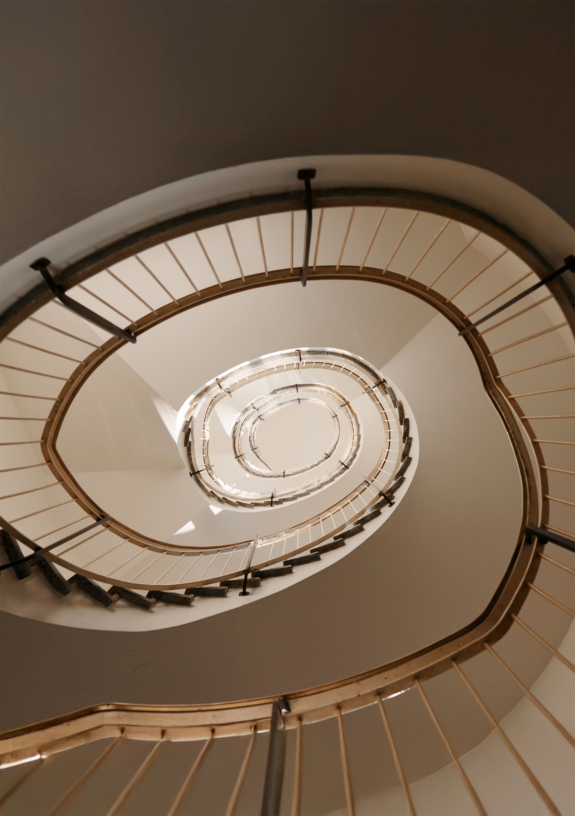 Das Treppenhaus im IOB, vom Erdgeschoss aus betrachtet, windet sich spiralförmig nach oben.