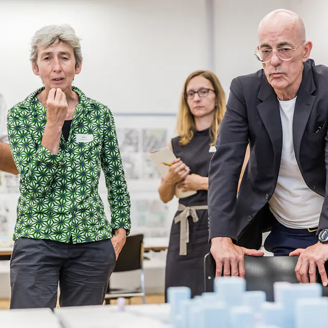 In the foreground of the photo: Rita Illien, who works as a landscape architect in Zurich, and Jacques Herzog from the Basel architectural firm Herzog & De Meuron discuss the development plans (2017).