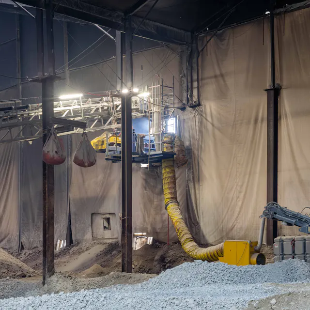 Installation for loading the excavated soil onto the vessel.