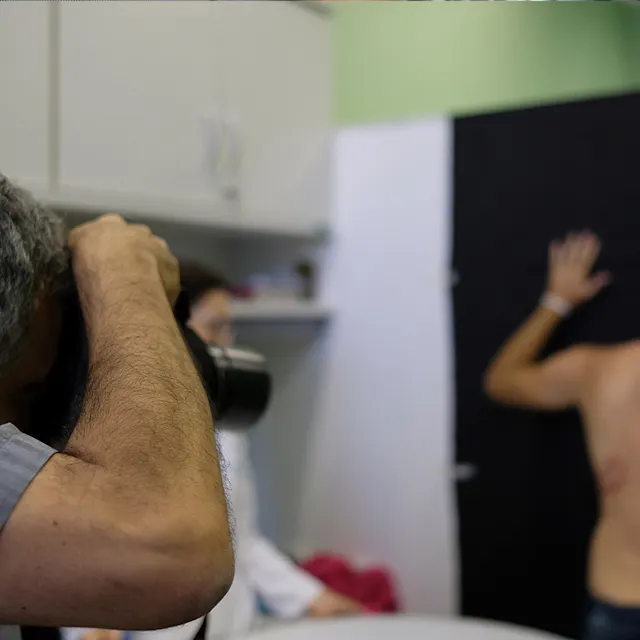 Ein Fotograf macht hochauA photographer is taking high-resolution pictures of a leprosy patient.flösende Aufnahmen eines Lepra-Patienten.