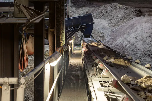 Conveyor belt for transporting contaminated soil to the transport vessel.