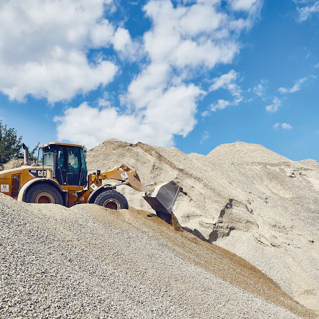 The stone rubble from Building 316 is temporarily stored at Meyer-Spinnler AG before being used for new buildings.