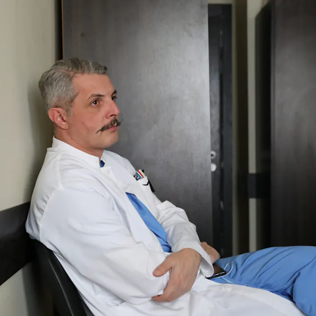Dr. Guga Kashibaze in einer Pause zwischen zwei chirurgischen Eingriffen. 
