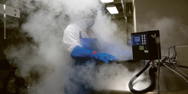 Eine Wissenschaftlerin entnimmt auf dem Novartis Campus in Emeryville (Kalifornien/USA) in Flüssigstickstoff eingelagerte Zellen.