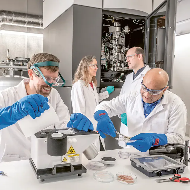 Researchers from Novartis and the FMI prepare a protein sample, which is later analyzed with the help of the cryo-electron microscope.