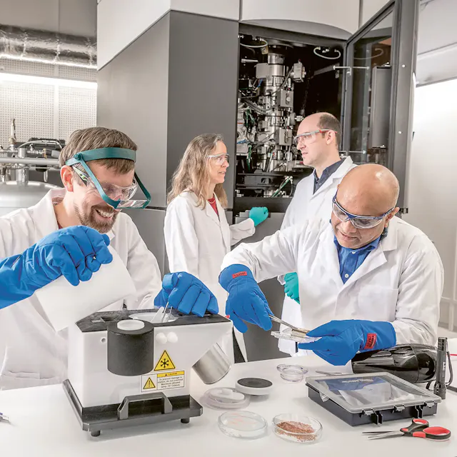 Forscher von Novartis und dem FMI bereiten eine Probe vor, die später im Kryo-Elektronenmikroskop analysiert wird.