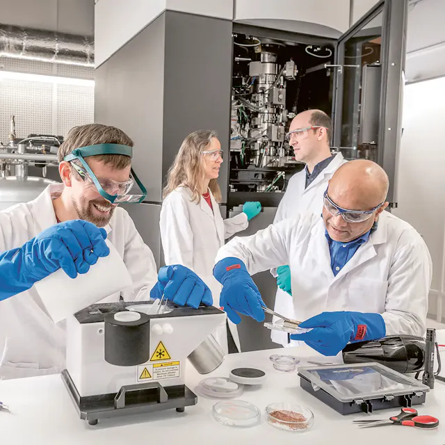 Forscher von Novartis und dem FMI bereiten eine Probe vor, die später im Kryo-Elektronenmikroskop analysiert wird.