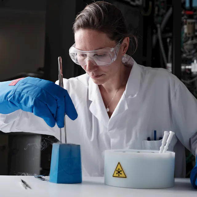 Celine Be, Principal Scientist von NIBR, übergibt die Probe an die Handhabungsstation.