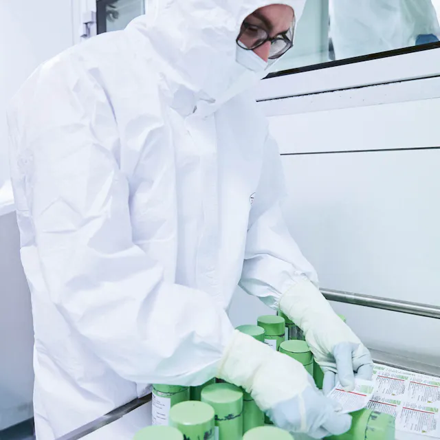 Verpackungen werden etikettiert.