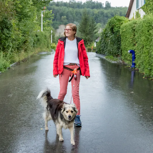 Der tägliche Spaziergang mit Hund Nico an der eigens angefertigten Gürtelhalterung findet bei jedem Wetter statt. 