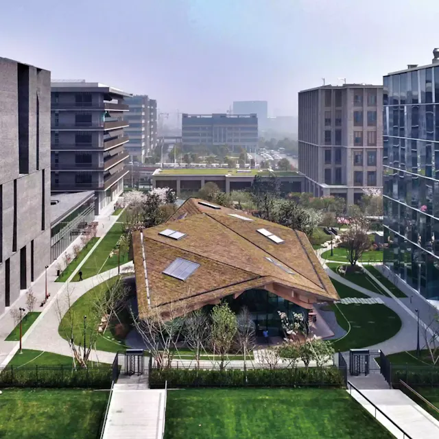The Novartis Campus in Shanghai. Besides including elements of traditional Chinese architecture, the complex excels through a state-of-the-art energy concept. 
