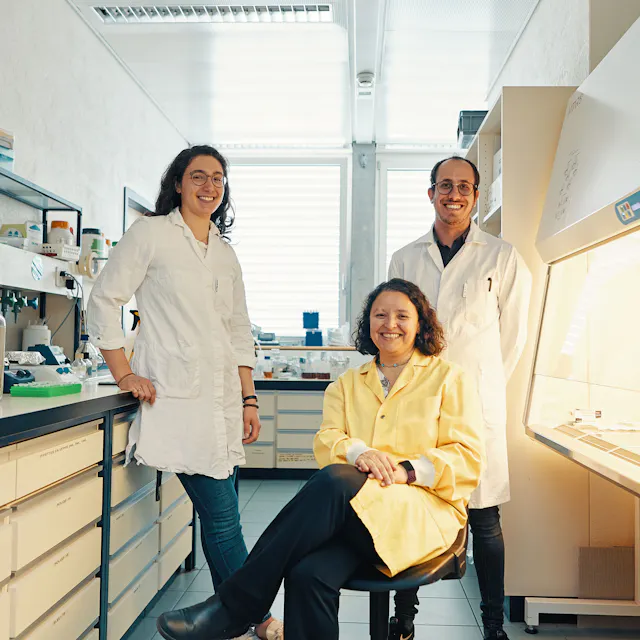 From left: Aislinn Estoppey, Pilar Junier and Fabio Palmieri from the University of Neuchâtel are testing their discoveries in environmental biology for the use in human medicine.