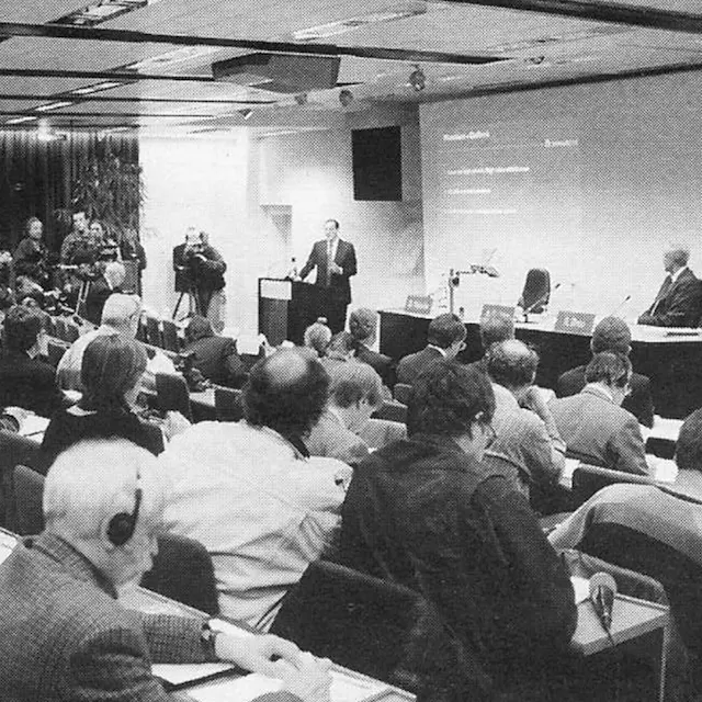 At the press conference on December 17, 1996, the company informed the media that the US antitrust authorities had approved the merger.