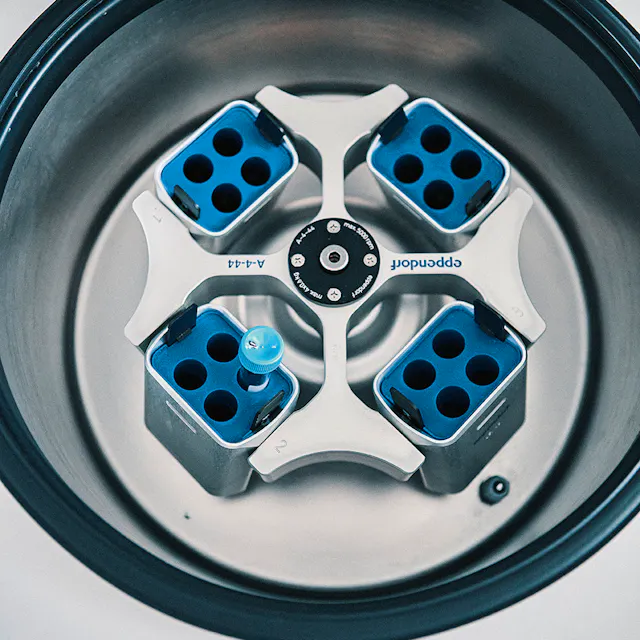 This centrifuge is ideal for medium- to high-throughput screening and serves to purify and separate the sample into components based on density.