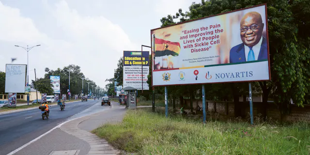 Novartis Plakat an einer Strasse in Ghana.