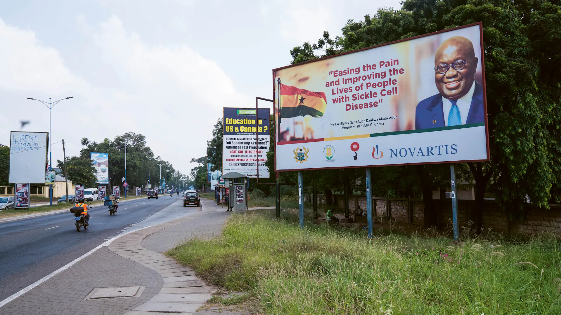 Novartis Plakat an einer Strasse in Ghana.