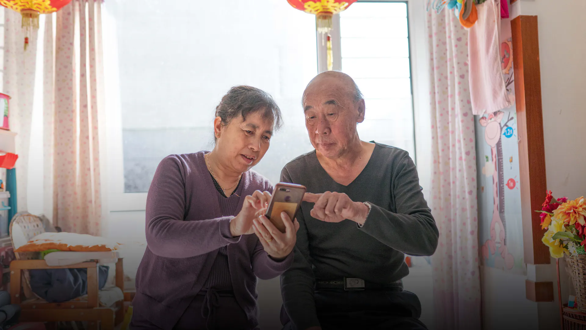 Jian Zhang und seine Frau testen die AI Nurse App zu Hause in Shenyang, China. Herr Zhang ist einer von etwa 300 000 Menschen in China, die die Gesundheits-App AI Nurse nutzen.