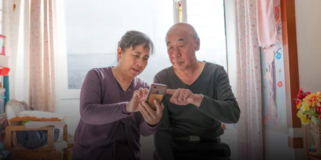Jian Zhang und seine Frau testen die AI Nurse App zu Hause in Shenyang, China. Herr Zhang ist einer von etwa 300 000 Menschen in China, die die Gesundheits-App AI Nurse nutzen.