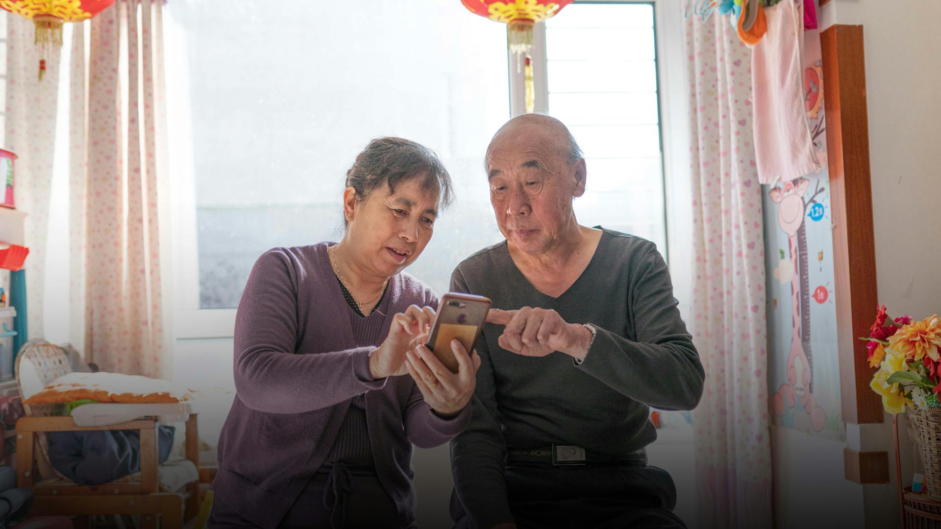 Jian Zhang und seine Frau testen die AI Nurse App zu Hause in Shenyang, China. Herr Zhang ist einer von etwa 300 000 Menschen in China, die die Gesundheits-App AI Nurse nutzen.