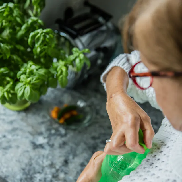 The stiff and bent finger joints are only one of many problems that rheumatism patients have to deal with every day. Esther Rudischhauser was just 28 years old when she suddenly felt extreme pain in her ankles after an intense tennis practice. The hope that this pain would stop by itself the next day was not fulfilled - on the contrary. From then on, this pain was her constant companion. At that time, in the 1980s, she only received the completely ineffective advice from her doctor to apply cold arnica compresses. She fared no better than patients from earlier centuries who were prescribed arsenic salts, beeswax oils, or asphalt plasters.