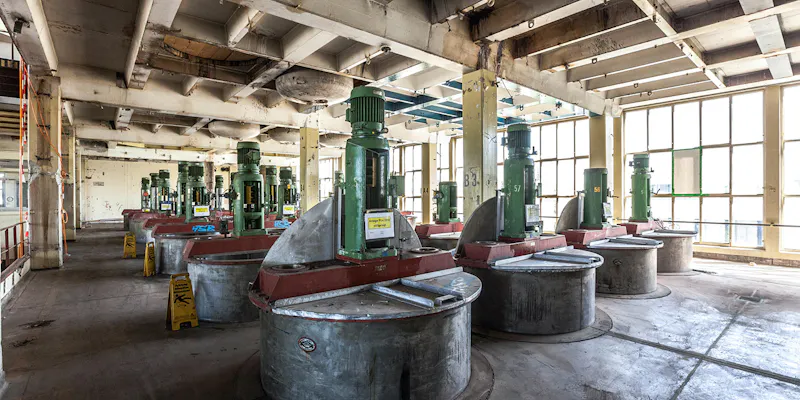 Stillgelegte Farbstoffproduktion im Bau 90 der Ciba