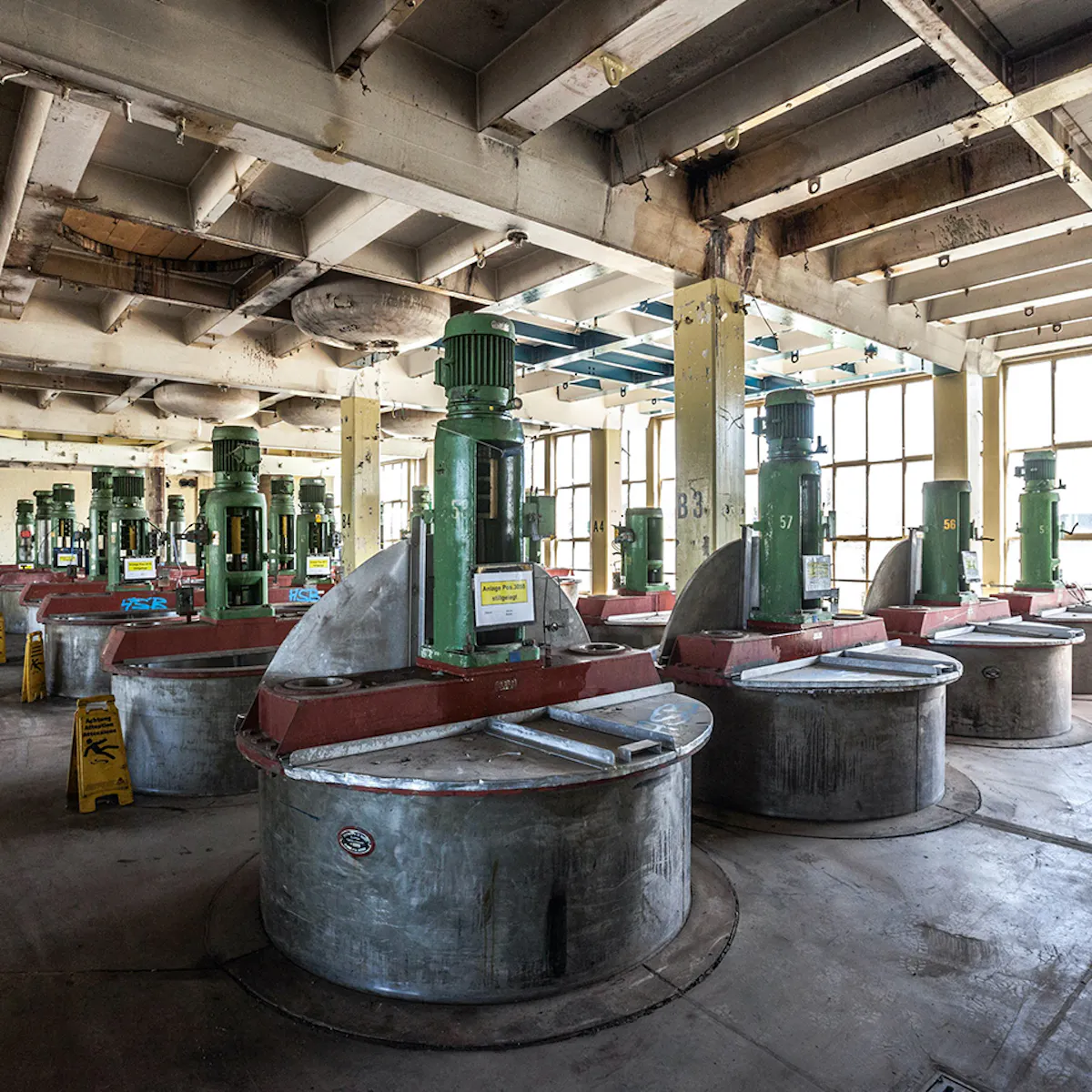 Stillgelegte Farbstoffproduktion im Bau 90 der Ciba